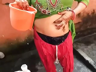 Desi shire milf nangi aurat rinsing outdoor